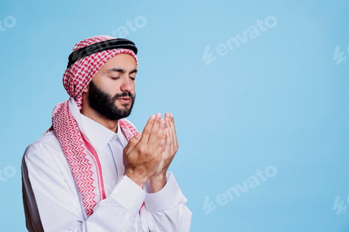 Preview: Man dressed in muslim clothes praying