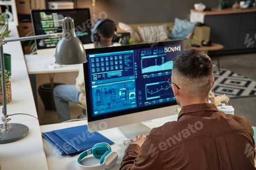 Vista previa: Ingeniero que trabaja en el desarrollo de chips