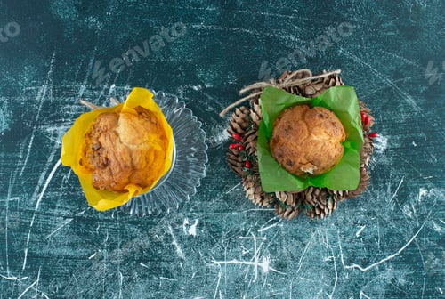 Preview: A glass plate with muffins and Christmas wreath