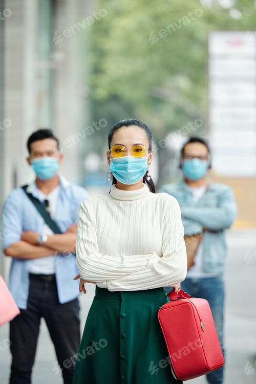 Preview: Serious young Asian woman in mask