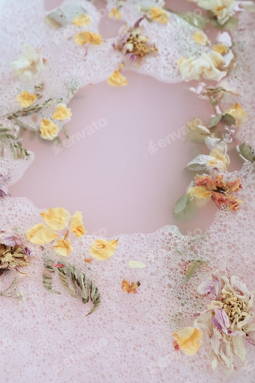 Preview: Bath with flower petals