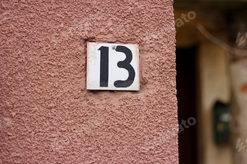 Visualização: Rua número 13 na parede