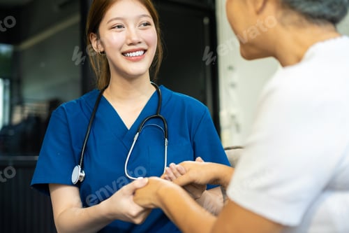 Vista previa: Female doctors shake hands with patients encouraging each other.