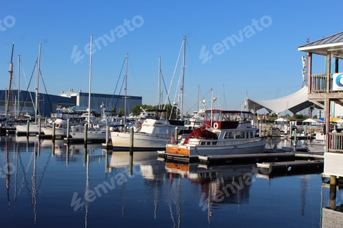 Vista previa: Beautiful shot of moored boats at the port on a sunny day
