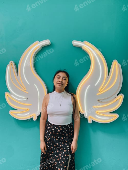 Preview: girl with a pretty wall