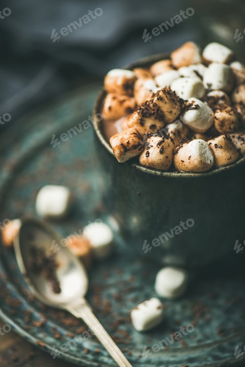 Preview: Close-up of Winter warming sweet drink hot chocolate with marshmallows