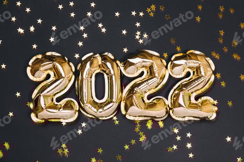 Visualização: Cartão de comemoração de balão de feliz ano novo de 2022. Balão de folha de ouro número 2022 em fundo preto