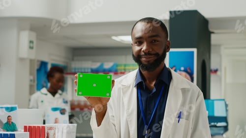 Preview: Pharmacy consultant holding greenscreen on box