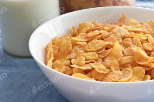 Preview: Cornflakes in a white bowl.