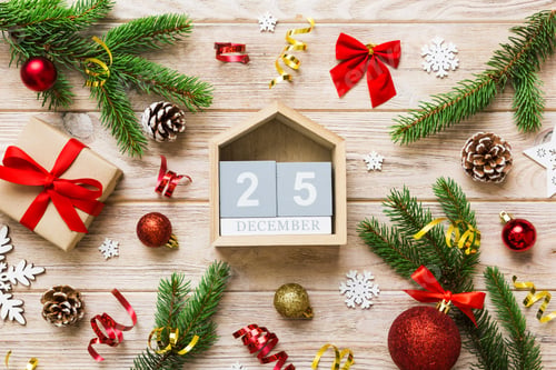 Preview: Christmas calendar 25 december. Christmas gift, fir branches, pine cones. Flat lay