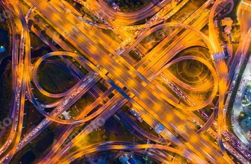 Vista previa: Aerial view of an elevated road in the city