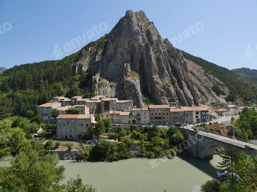 Preview: Beautiful view of the Sisteron Provence Alps above buildings and a lake in the south of France