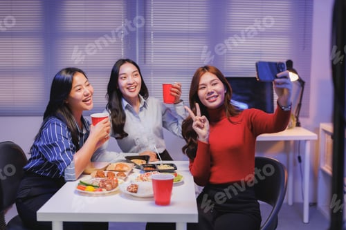Aperçu: Young asian women friends having fun taking selfie