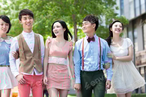 Preview: Stylish young friends walking side by side