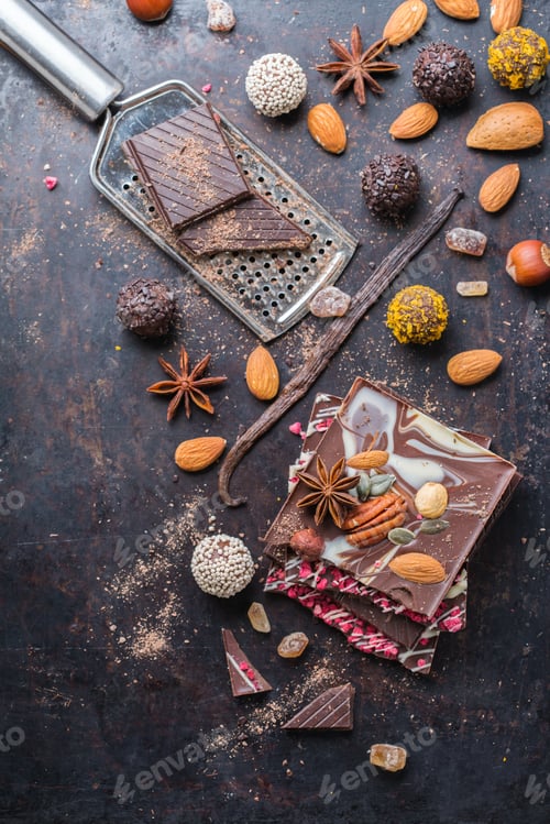 Vorschau: Stapel Schokoriegel und Pralinentrüffel mit Gewürzen