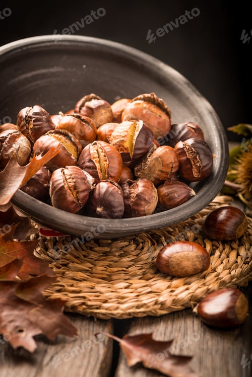 Preview: Roasted chestnuts and leaves