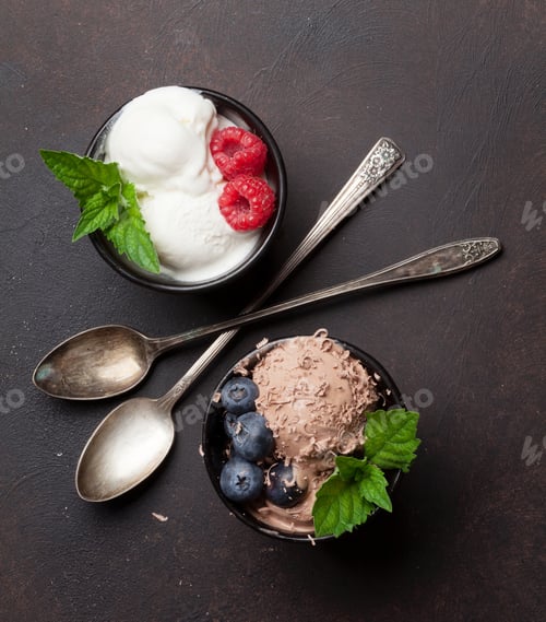 Preview: Ice cream with berries