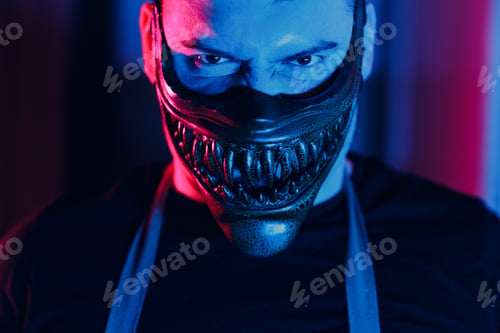 Preview: Man in scary mask