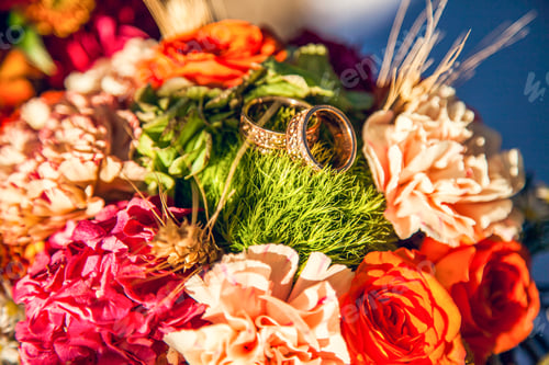 Preview: Wedding rings on the bride's bouquet in the autumn theme