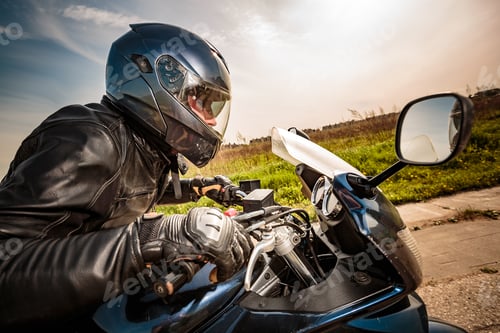 Visualização: Biker racing on the road
