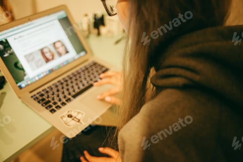 Vista previa: estudiante que usa una computadora portátil, estudia en casa, estudio en línea, distancia social, mujer de negocios