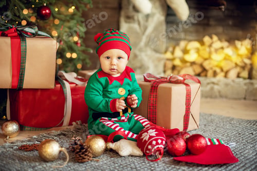 Preview: The little girl under the Christmas tree