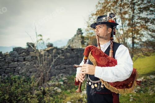 Preview: The bagpipe played in the mountains
