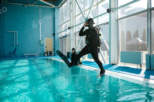 Preview: Diver in scuba gear jumps into the pool, diving