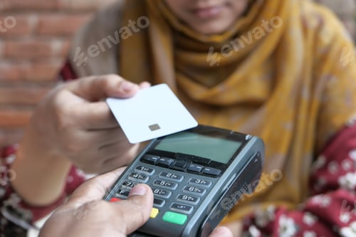Preview: Card reader enables contactless payments, convenient for shoppers and merchants in retail stores