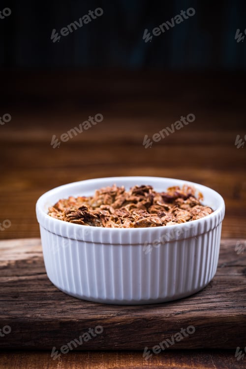 Preview: Baked apple with oats and crunch in ceramic pot