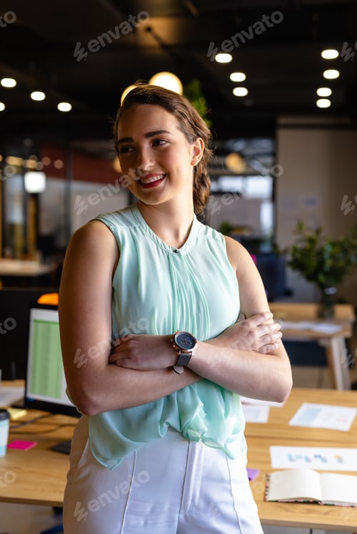 Preview: Portrait of happy caucasian casual businesswoman in office