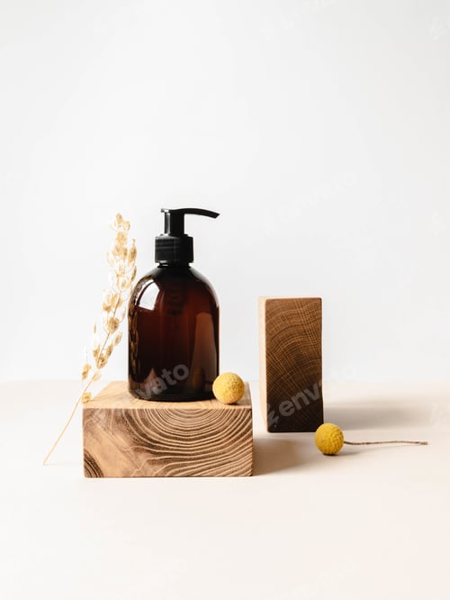 Visualização: Maquete de garrafa marrom para produtos de banho no pódio de madeira