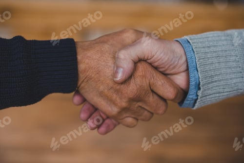 Preview: cropped shot of men shaking hands