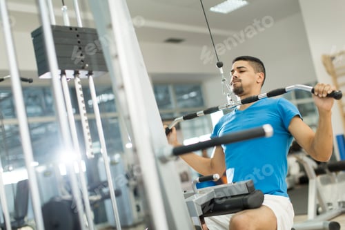 Preview: Young man training in the gym