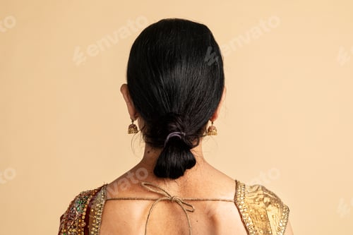 Preview: Rear view of an Indian woman in a traditional saree