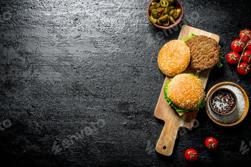 Preview: Burgers with jalapeno chillies and tomatoes.