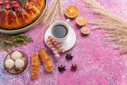 Preview: top view yummy strawberry pie fruity cake with jelly and fruits on pink background sweet pie cookie