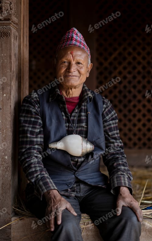 Preview: A man with a conch around his neck.
