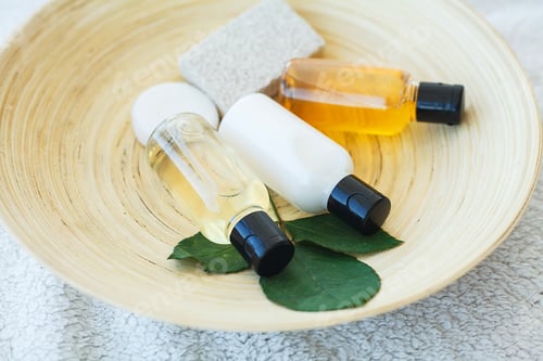 Visualização: Itens essenciais de spa, incluindo óleos naturais, sabonete. Conceito de cosméticos orgânicos