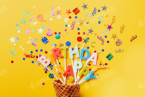 Visualização: fundo de festa com texto Feliz Aniversário por velas coloridas com confete em fundo laranja