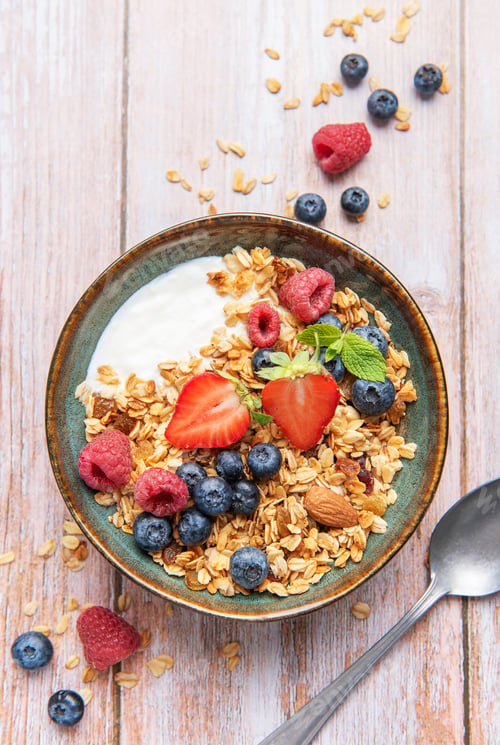 Preview: Granola bowl with fresh berries for a healthy breakfast