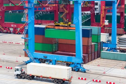 Vista previa: shipping container terminal closeup
