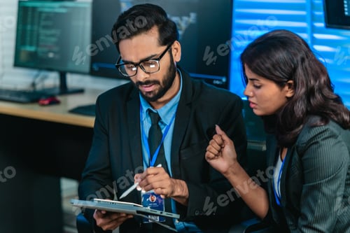 Vista previa: Desarrolladores de software discutiendo el Código