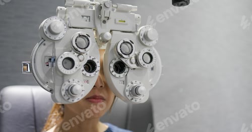 Preview: Woman check her eye at clinic