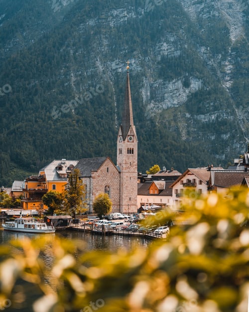 Preview: Scenic view of famous Hallstatt mountain village with Hallstatter lake