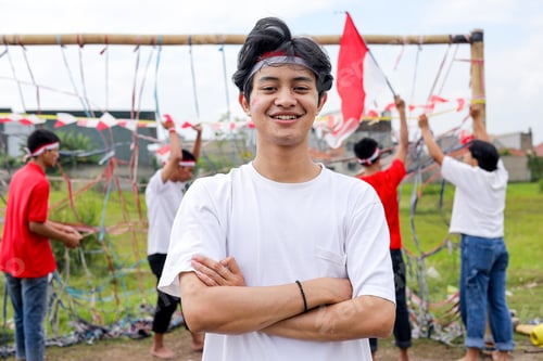 Preview: Portrait Of A Smiling Young Indonesian Man Celebrating A National Holiday With A Group Of People