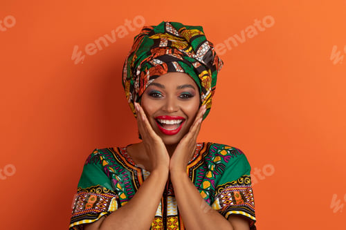 Preview: Surprised young black lady showing amazement on orange