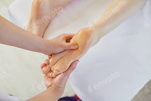 Visualização: Massagem nos pés no salão de spa.