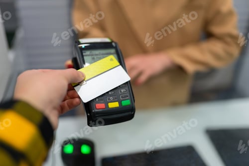 Preview: Man pays for the purchase by leaning the card against the pos terminal