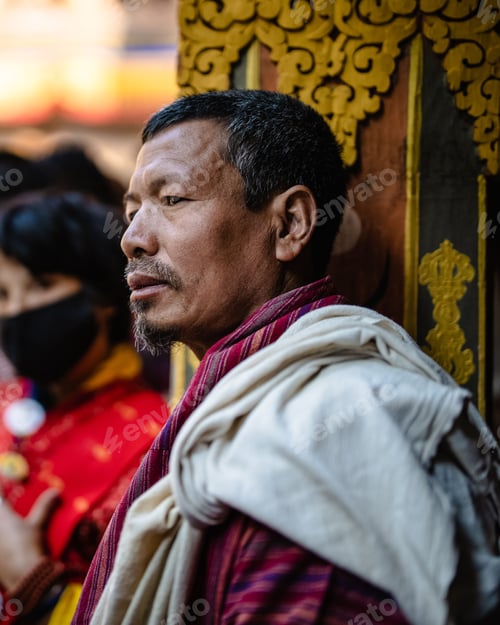 Preview: Bhutanese man worships at Tshechu festival